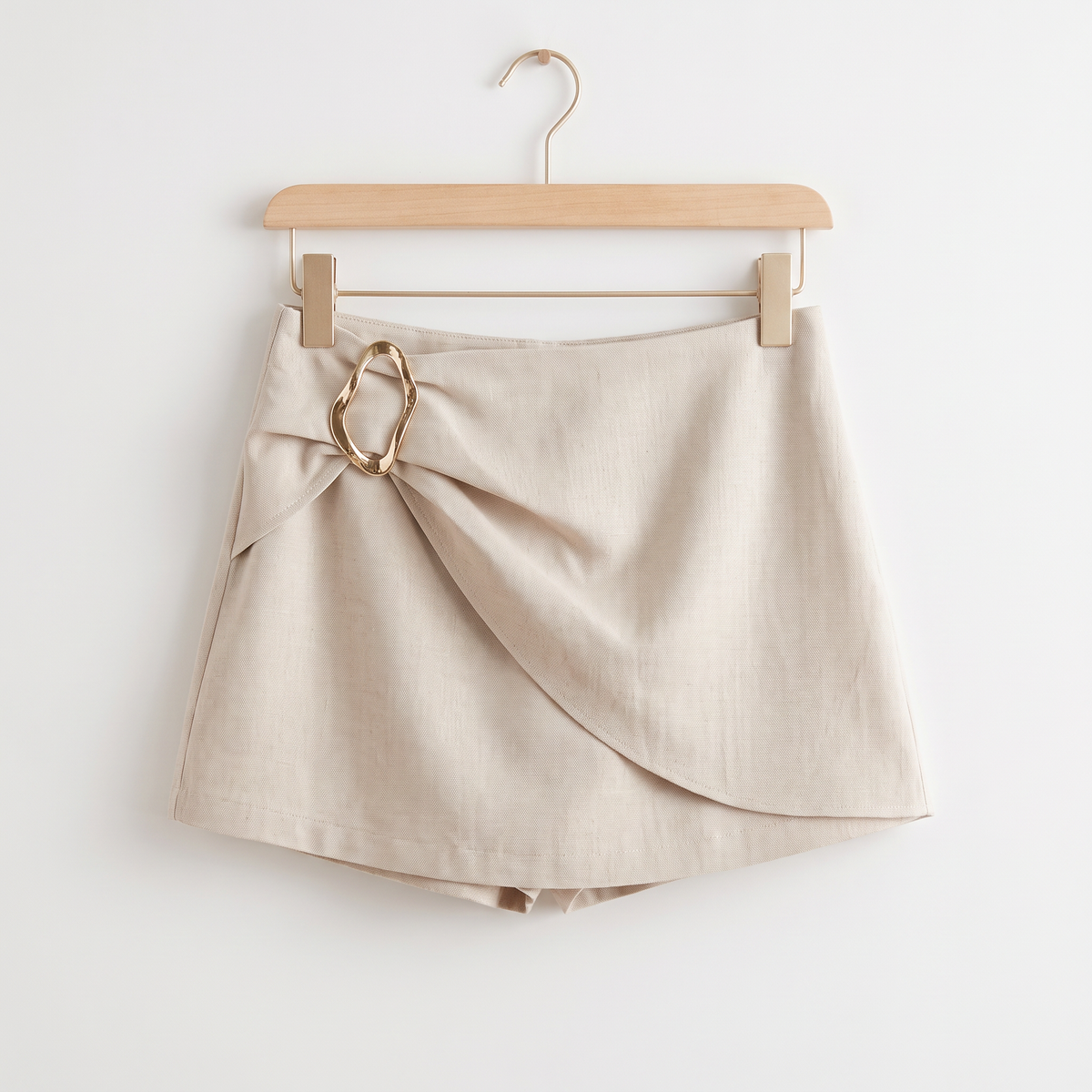 Avenna skort met overslag en ringdetail