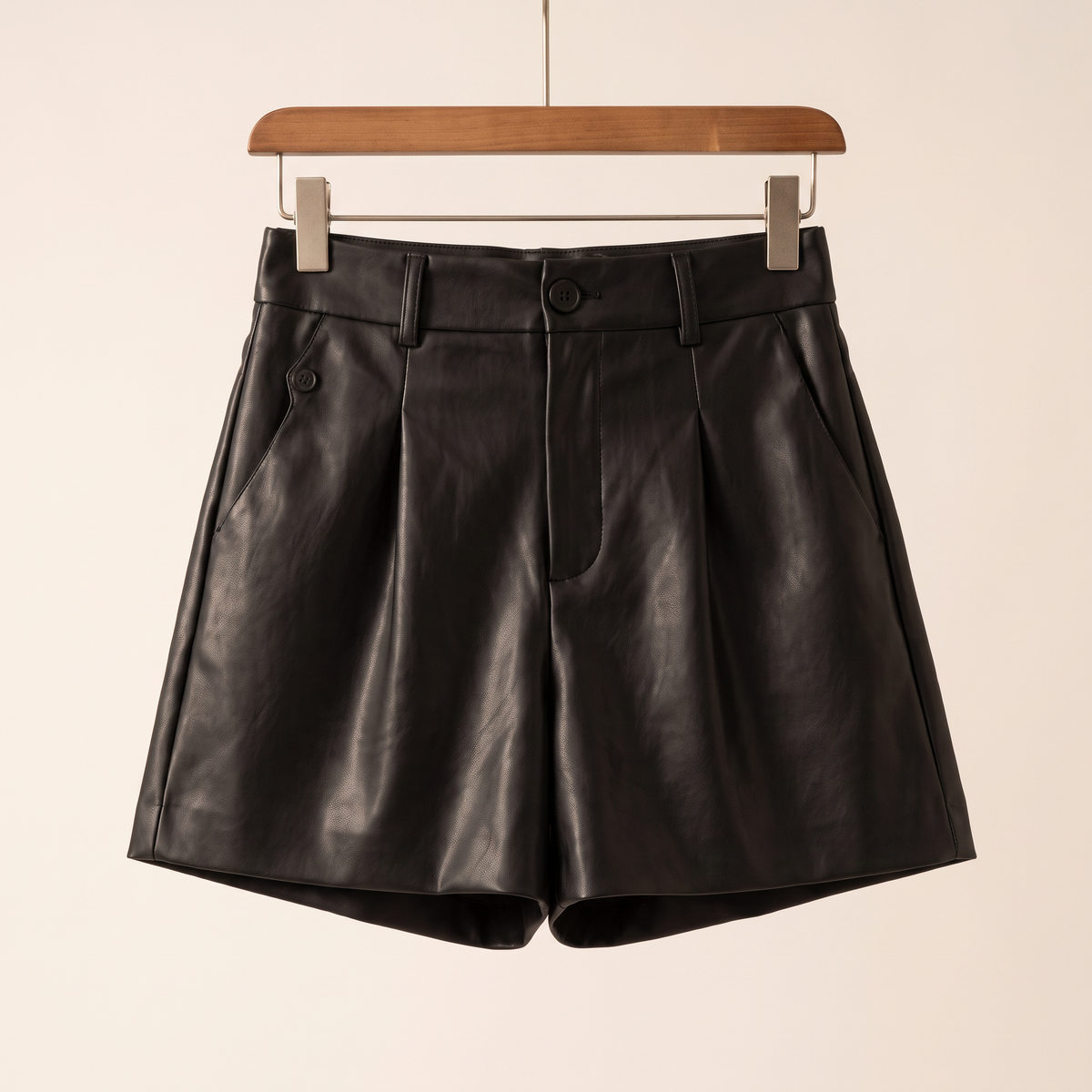 Calyra geplooide short met glansafwerking