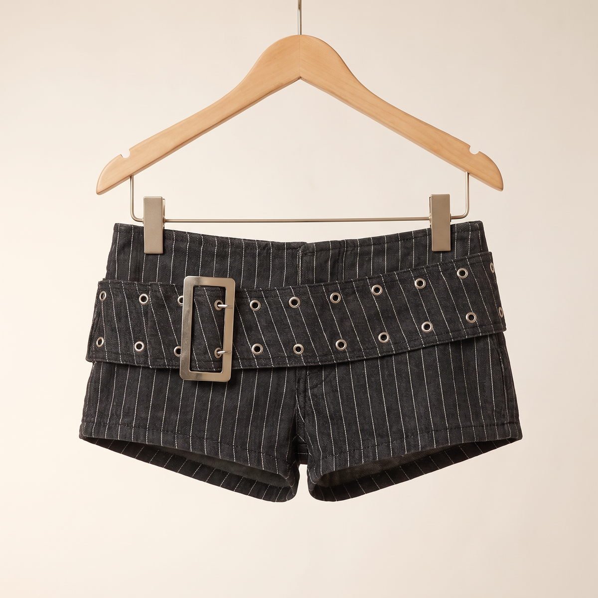Zevra krijtstreep hotpants met gesp