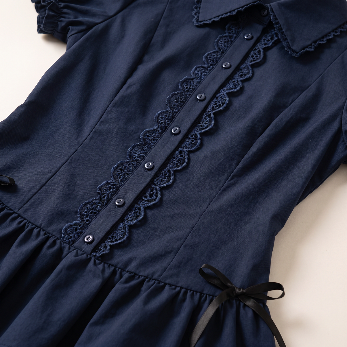 Adelisse mini-jurk met kant en gelaagde rok