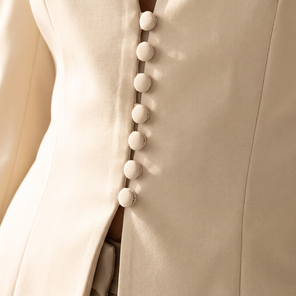 Aldora blazer zonder kraag met knoopsluiting