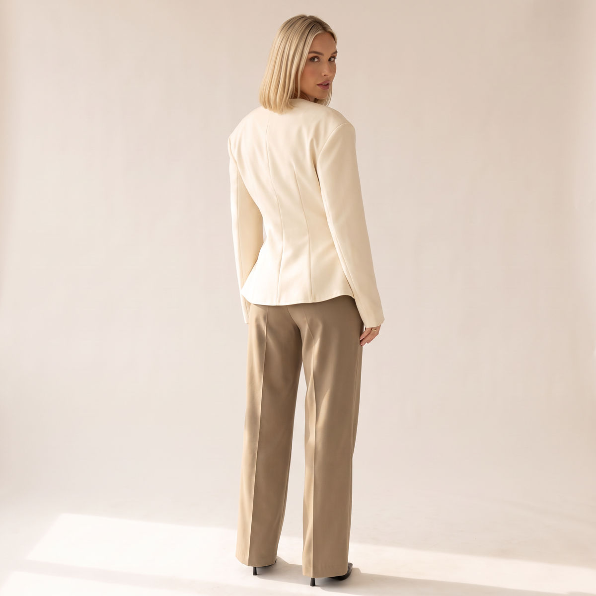 Aldora blazer zonder kraag met knoopsluiting