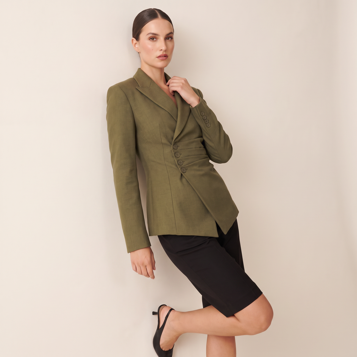 Elaria asymmetrische blazer met overslagsluiting