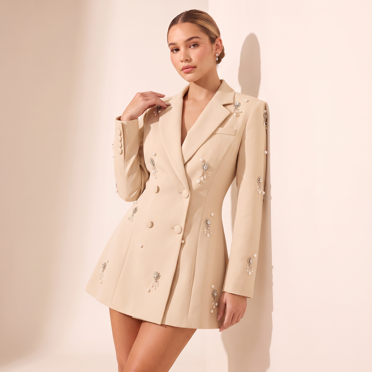 Lysandra uitlopende blazer met sierdetails