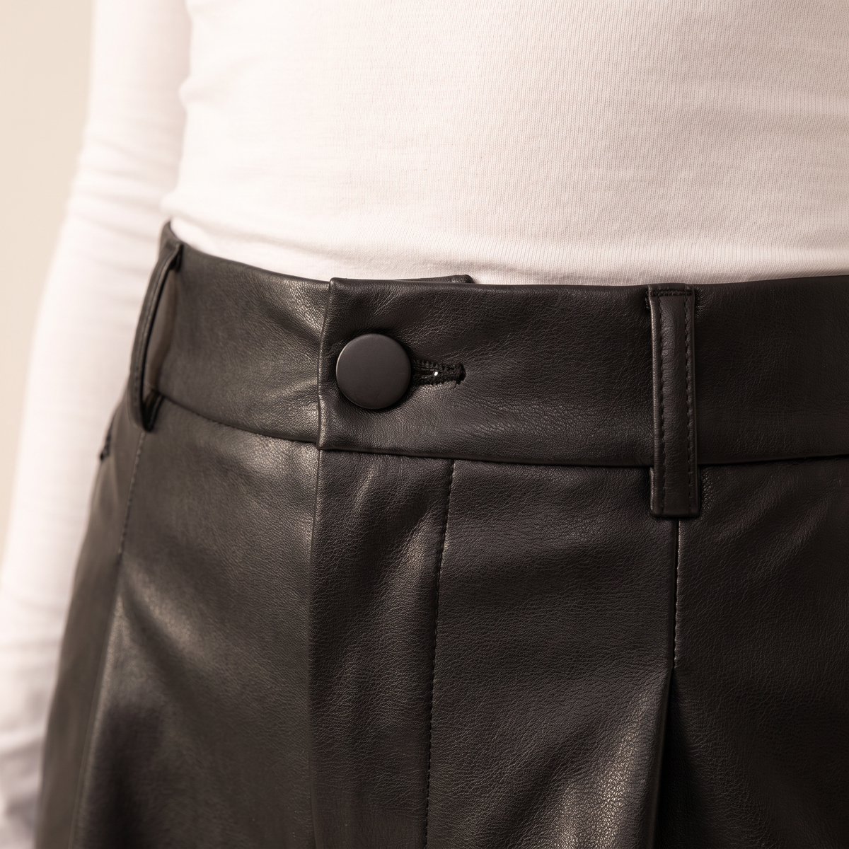 Calyra geplooide short met glansafwerking