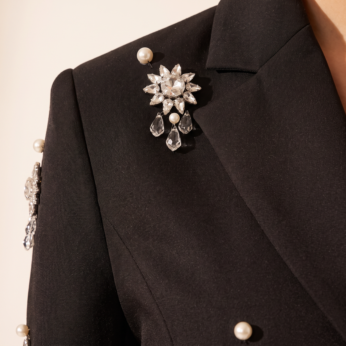 Lysandra uitlopende blazer met sierdetails