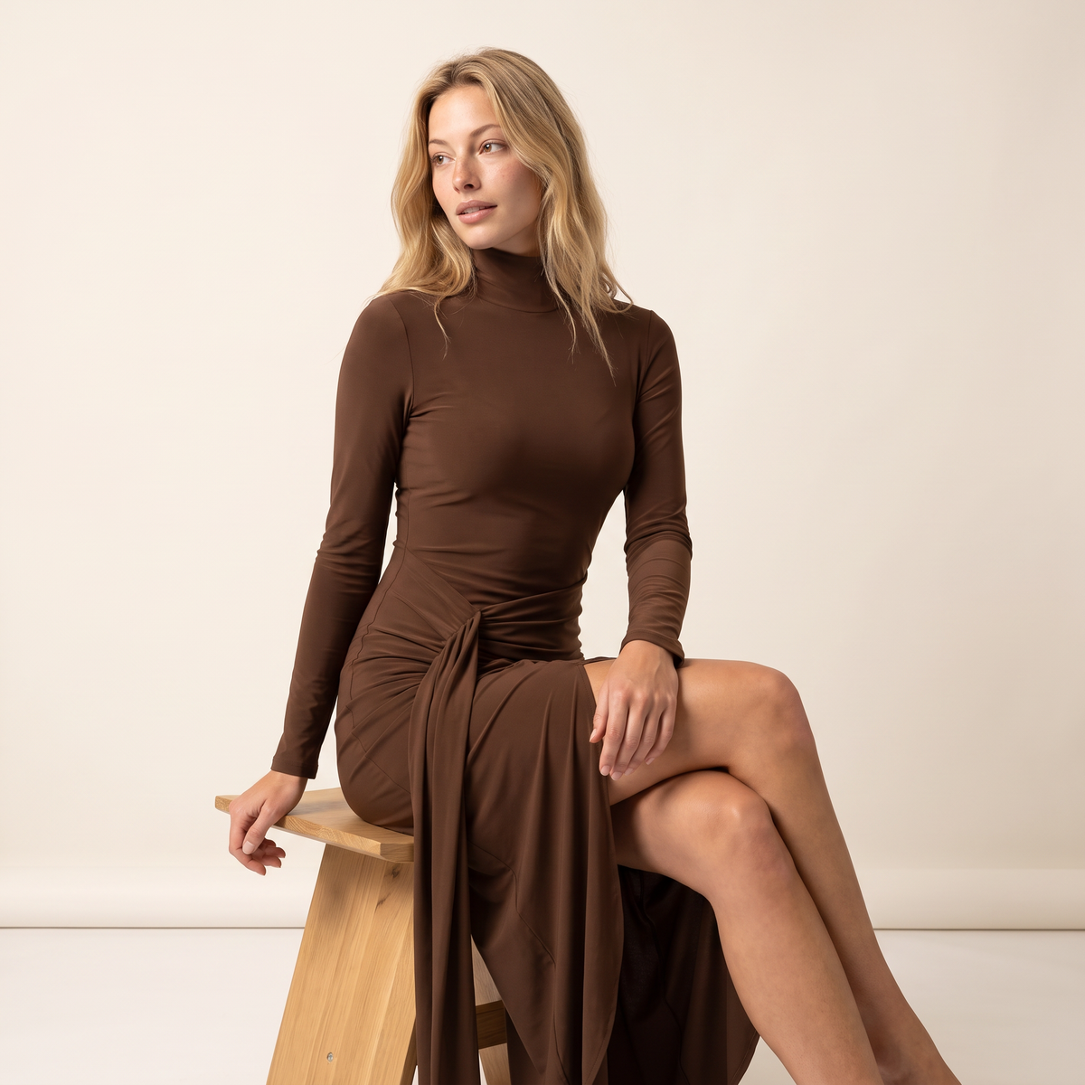 Norevia gedrapeerde maxi-jurk met hoge hals