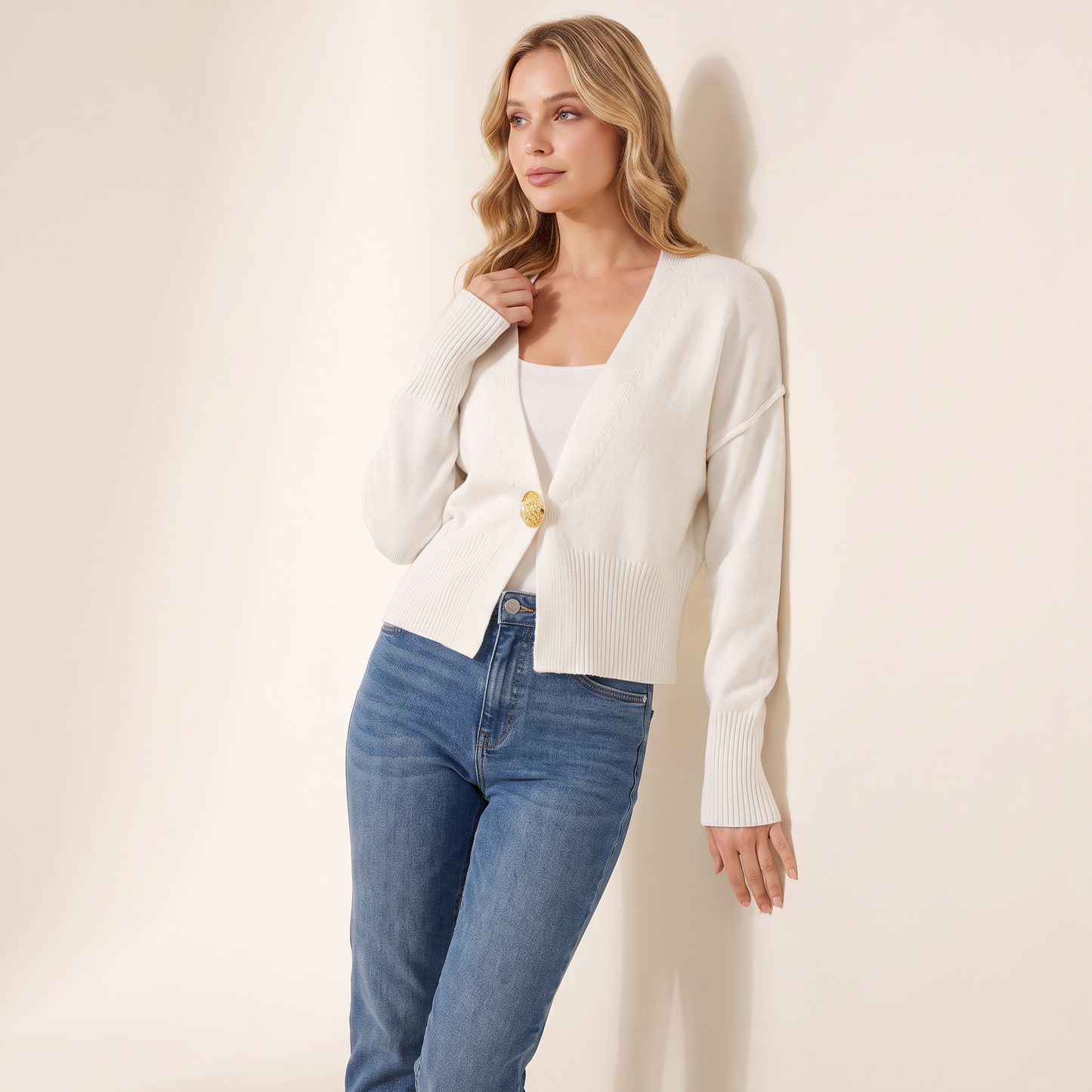 Elowen vest met goudkleurige knoop
