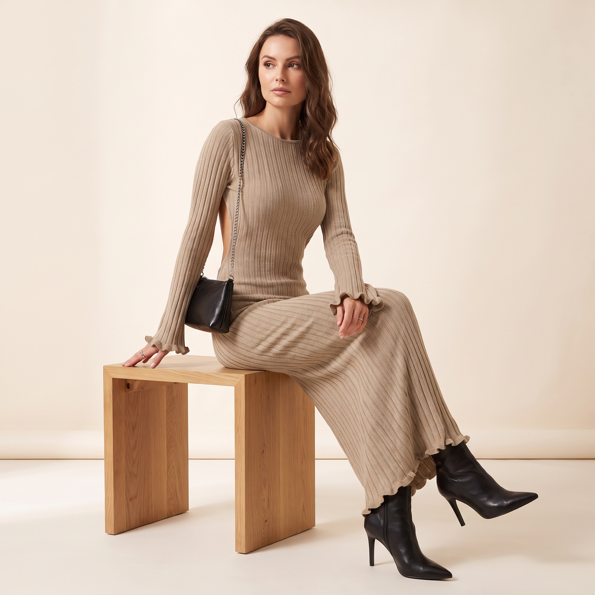Solenne geribde maxi-jurk met open rug