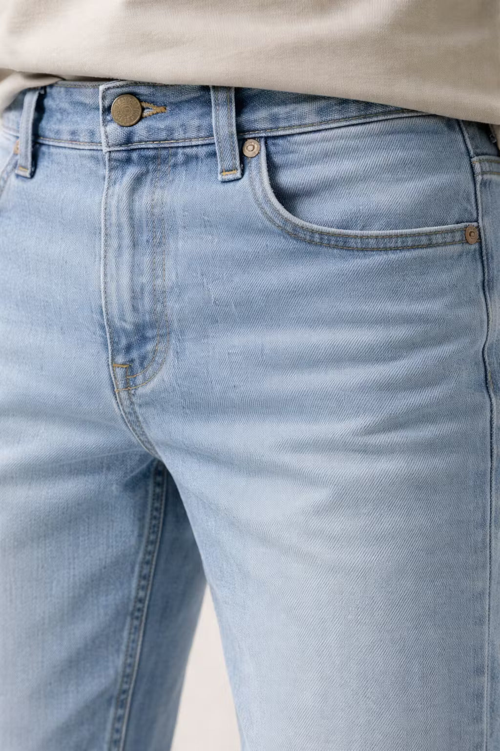 Men’s Light Wash Straight Fit Denim Jeans