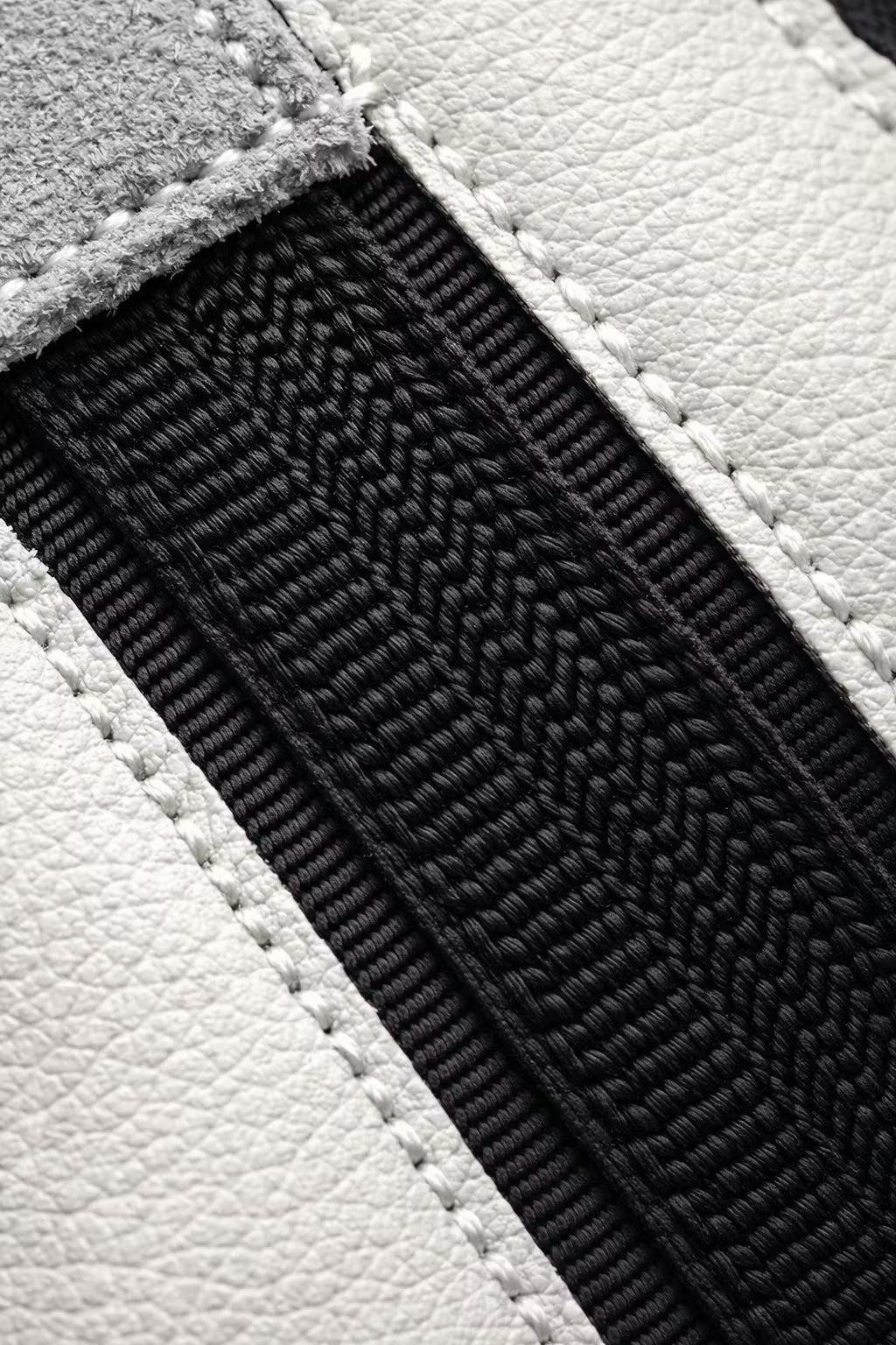 Contrast Stripe Retro Training Sneakers