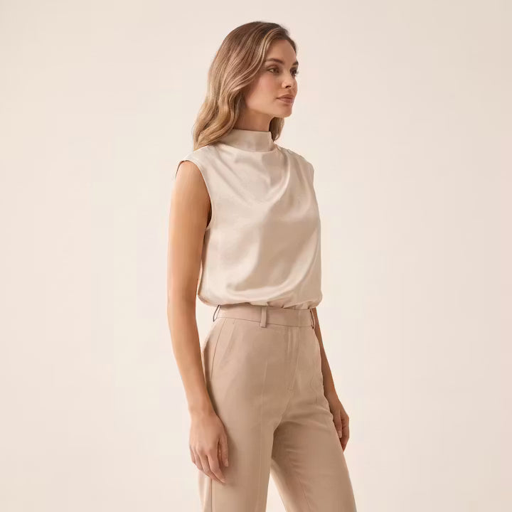 Celine Mouwloze Top met Knoopkraag