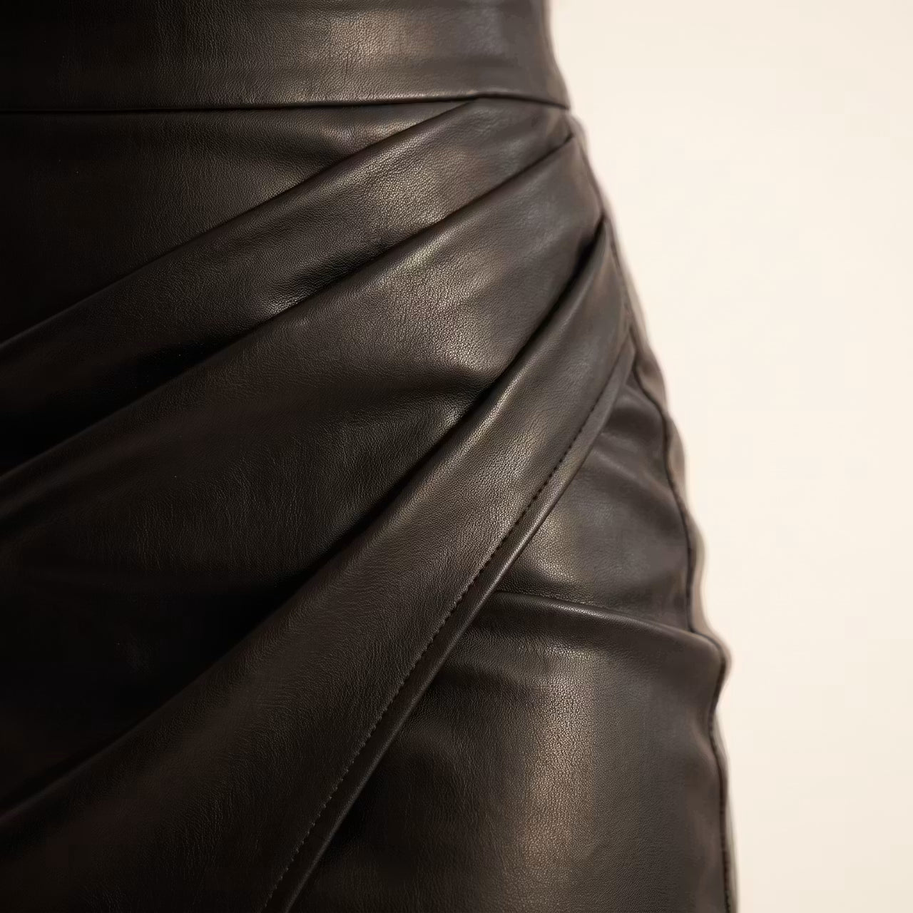 Selene Gedrapeerde Kunstleer Midirok