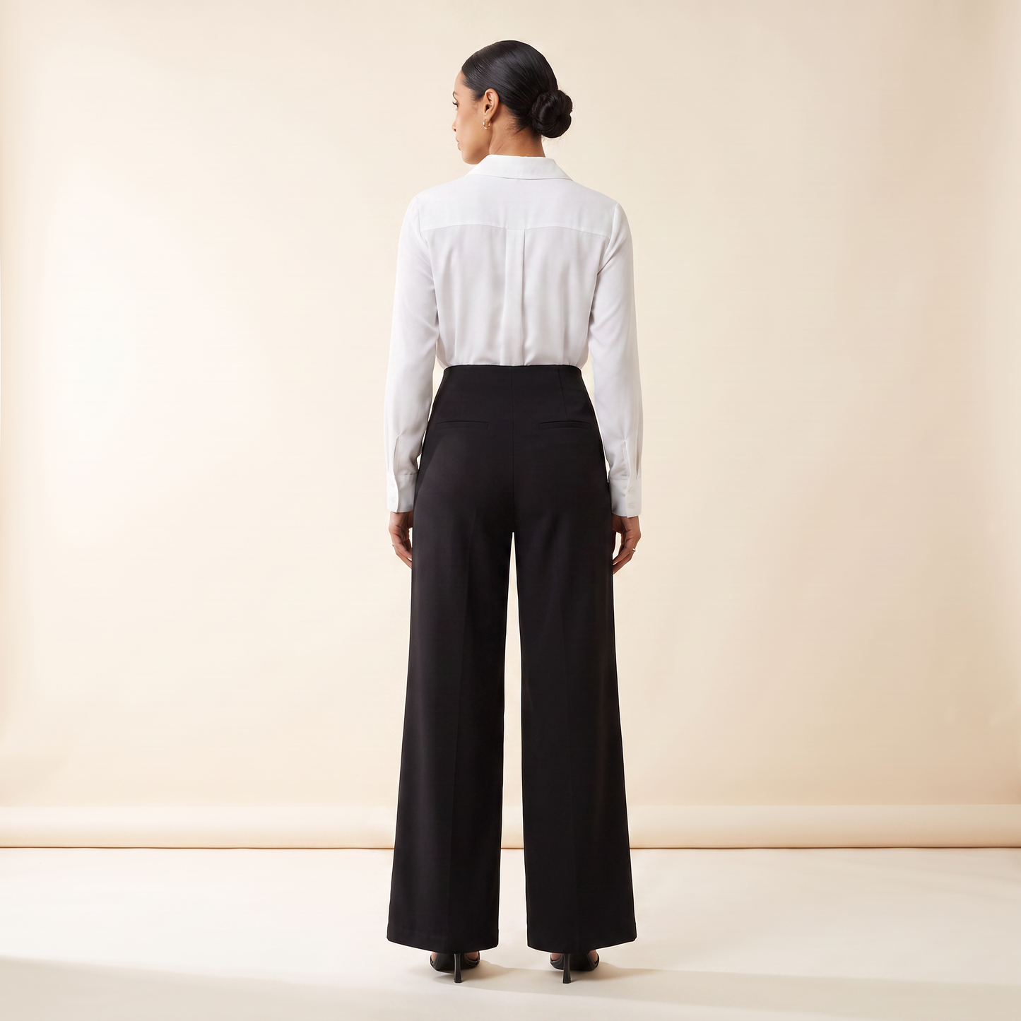 Vela-broek met drie knopen en wijde pijpen